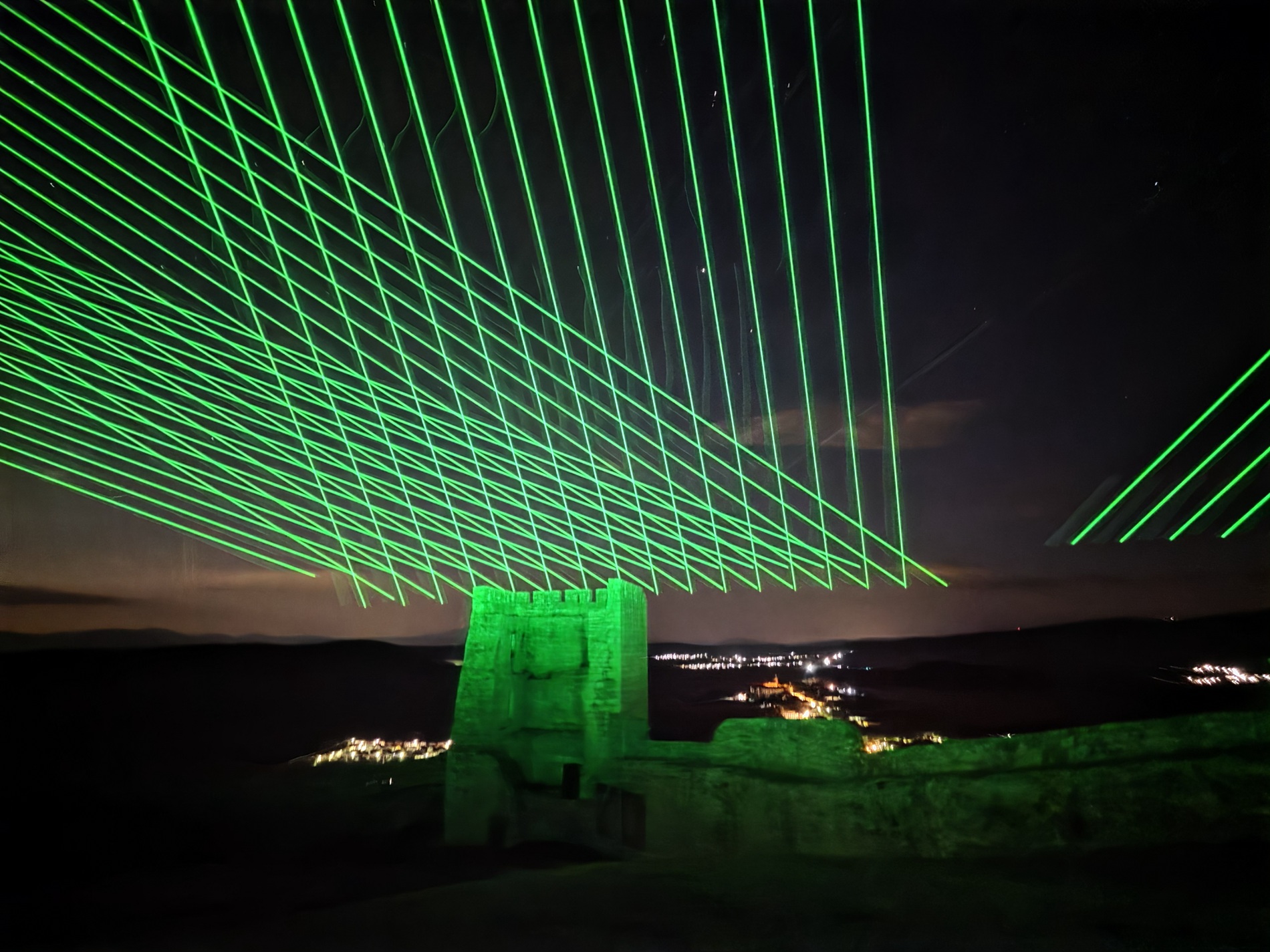 Nočná prehliadka Spišského hradu 24/7 - dodanie 15ks laserových projektorov,  lasershow @ laser mapping @ special effects