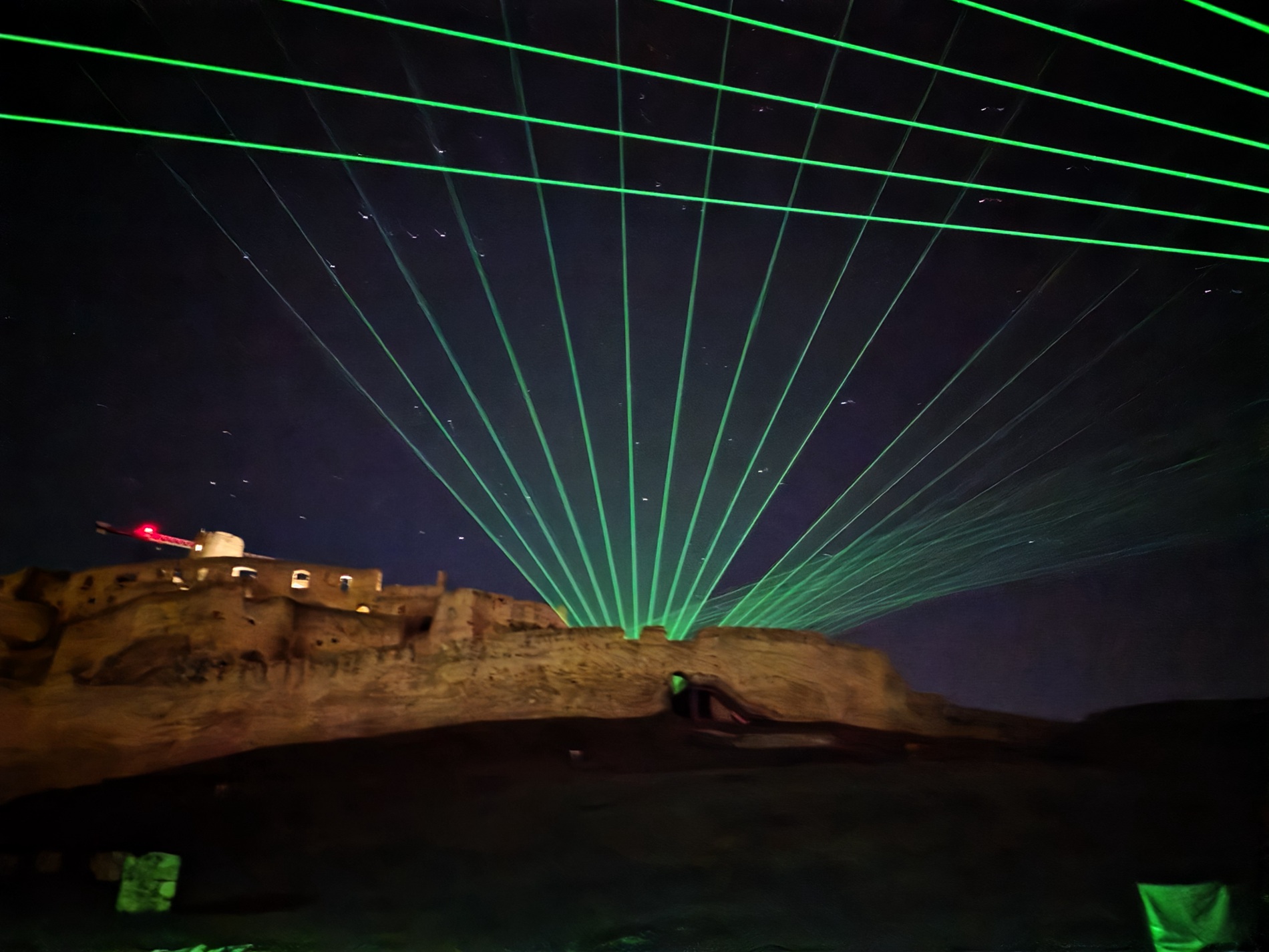 Nočná prehliadka Spišského hradu 24/7 - dodanie 15ks laserových projektorov,  lasershow @ laser mapping @ special effects