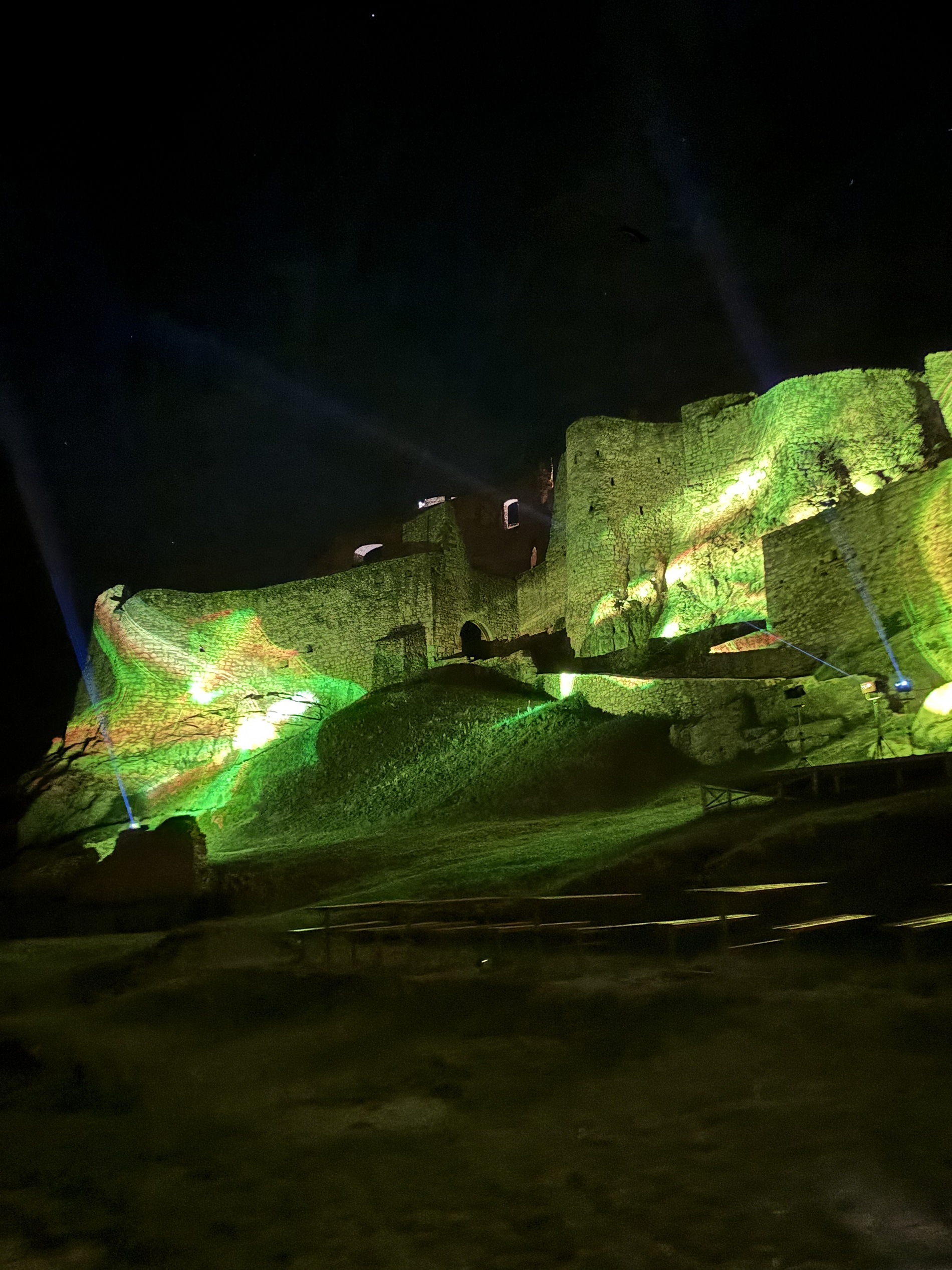 Nočná prehliadka Spišského hradu 24/7 - dodanie 15ks laserových projektorov,  lasershow @ laser mapping @ special effects
