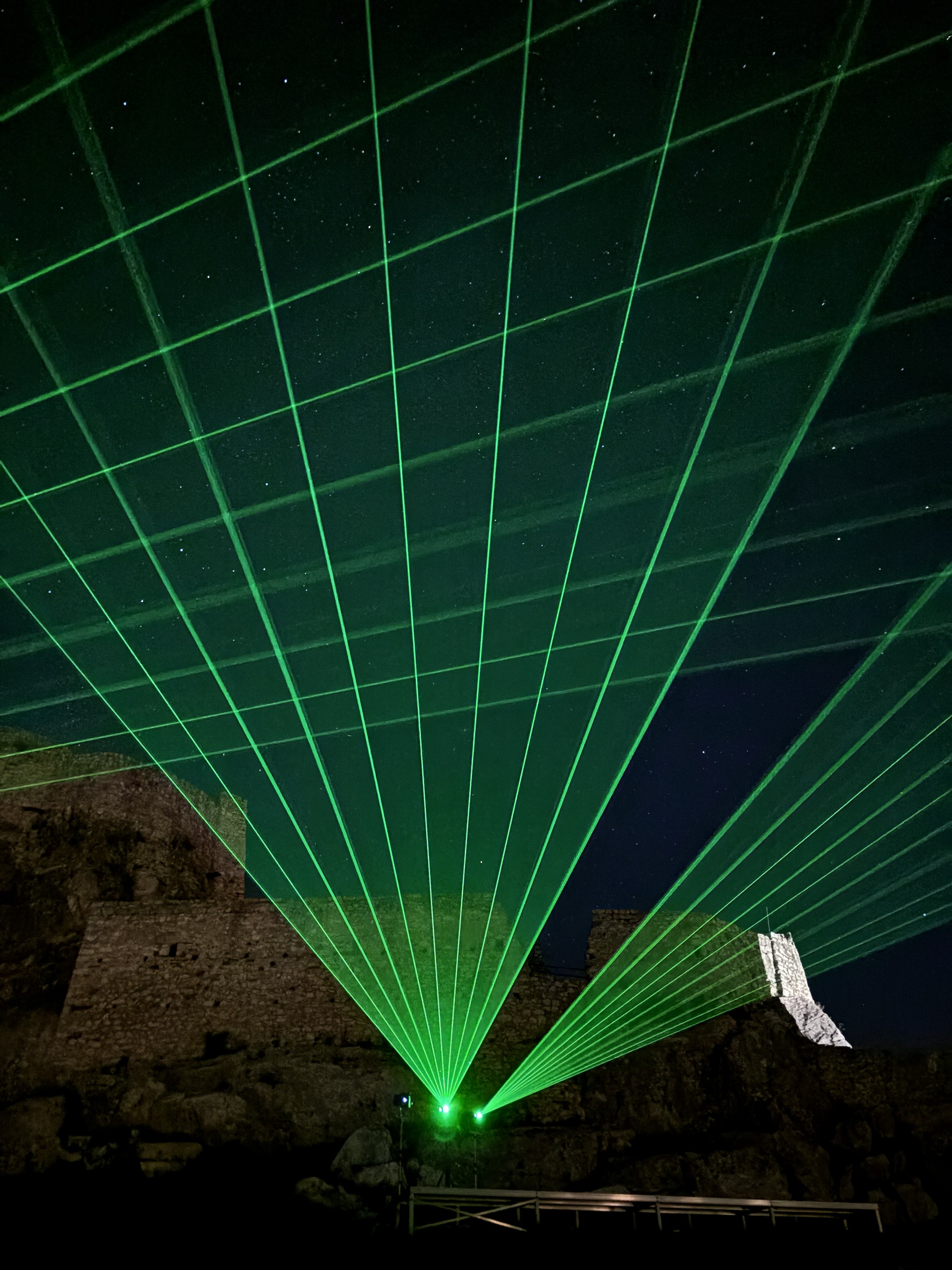 Nočná prehliadka Spišského hradu 24/7 - dodanie 15ks laserových projektorov,  lasershow @ laser mapping @ special effects